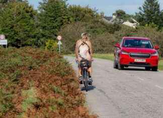 Nude Cycling Adventure: Peckham Woman Rides Across Country for 6 Days news-14092024-212259