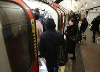 Tube Trains Delayed on Section of Line 1 news-18092024-073812