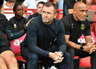 Farcical Defeat: Nathan Jones Criticizes Charlton Athletic’s Loss to Blackpool for Excessive Stoppages news-21092024-211824