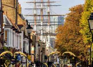 Thieves caught on CCTV stealing phone by distracting woman news-22092024-092529