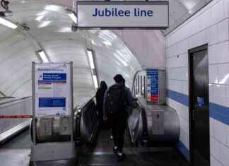 Commuters battling for seats on a revealing Tube journey news-22092024-112628