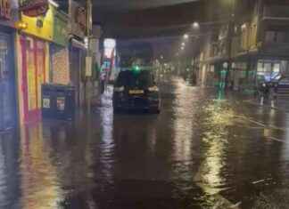 Heavy Rainfall Causes Flooding and Submerges Cars in London Streets news-23092024-183529