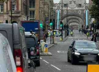 Tower Bridge Closure: Crash Causes Massive Delays news-24092024-230417
