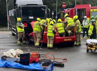 Woman Hospitalized After Being Trapped in Tolworth Crash news-25092024-200441