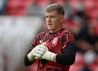 New Title: Charlton Athletic Goalkeeper Reflects on Childhood Idol and AFC Wimbledon Goalkeeping Coach Bayes news-26092024-051332