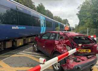 Travel Disruption: Southeastern Train and Car Collision Causes Chaos news-27092024-221330