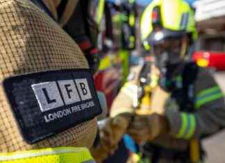 Firefighters respond to smoking manhole on Bromley road: Traffic delays expected news-28092024-002549