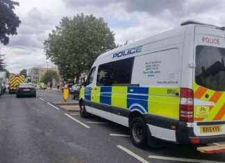 Residents in Croydon left cold and uncertain for over 5 hours after evacuation. news-29092024-194533