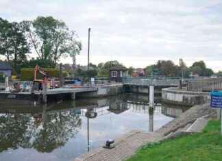 Search for Missing Man in Thames: First Photos from Capsized Boat Rescue news-11102024-224302