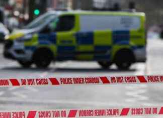 Tragic Teen Dies in Police Crash: Large Cordon Set Up news-16102024-121514