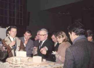 Queen Elizabeth II Opens National Theatre in 1976: The Magic of Theatre news-17102024-153813