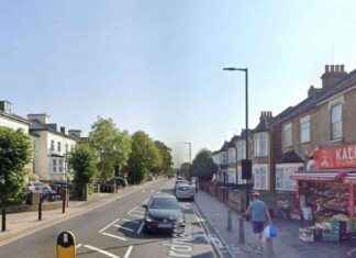 Man in 50s Stabbed and Rushed to Hospital, Attacker Still at Large news-19102024-032541