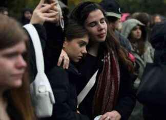 Liam Payne Vigil: One Direction Fan Cuts Holiday Short to Attend news-20102024-213515