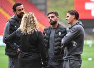 Charlton v Wrexham Team Line-Ups: Dobson and Lee Start Against Former Club news-26102024-181050
