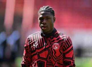 Former Everton and Southampton Defender Causes Postponement of Charlton Athletic vs. Posh Match news-11112024-024604