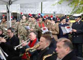 Honoring War Heroes: South London Remembrance Day Silence news-12112024-085322