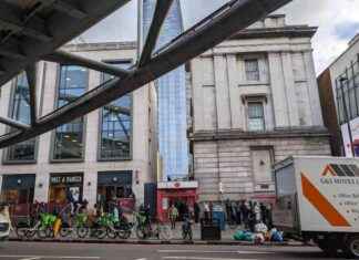 Save Vital Post Office: Fight to Keep 115 Branches Open news-16112024-002350