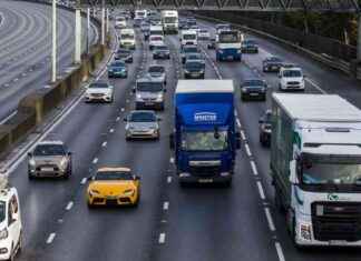 M25 Rush Hour Crash Causes Long Delays: Lorry vs Car Collision news-18112024-115100