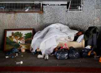 Exploring London’s Contrasting Sides: 11 Photos of Dark and Uplifting City Stories exploring-londons-contrasting-sides-11-photos-of-dark-and-uplifting-city-stories