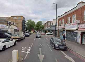 Man in 30s Hospitalized After Knife Fight on Busy Road news-02122024-010356