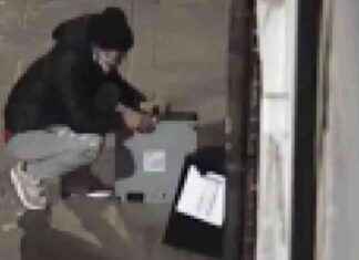 Burglars Caught on Video Stealing Empty Restaurant Tills burglars-caught-on-video-stealing-empty-restaurant-tills