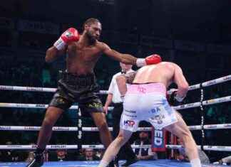 Craig Richards Stops Padraig McCrory in Belfast Show craig-richards-stops-padraig-mccrory-in-belfast-show
