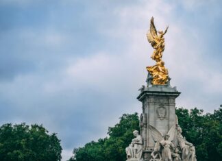 Sheraton Grand London Park Lane: Why Stay At This Iconic Hotel?